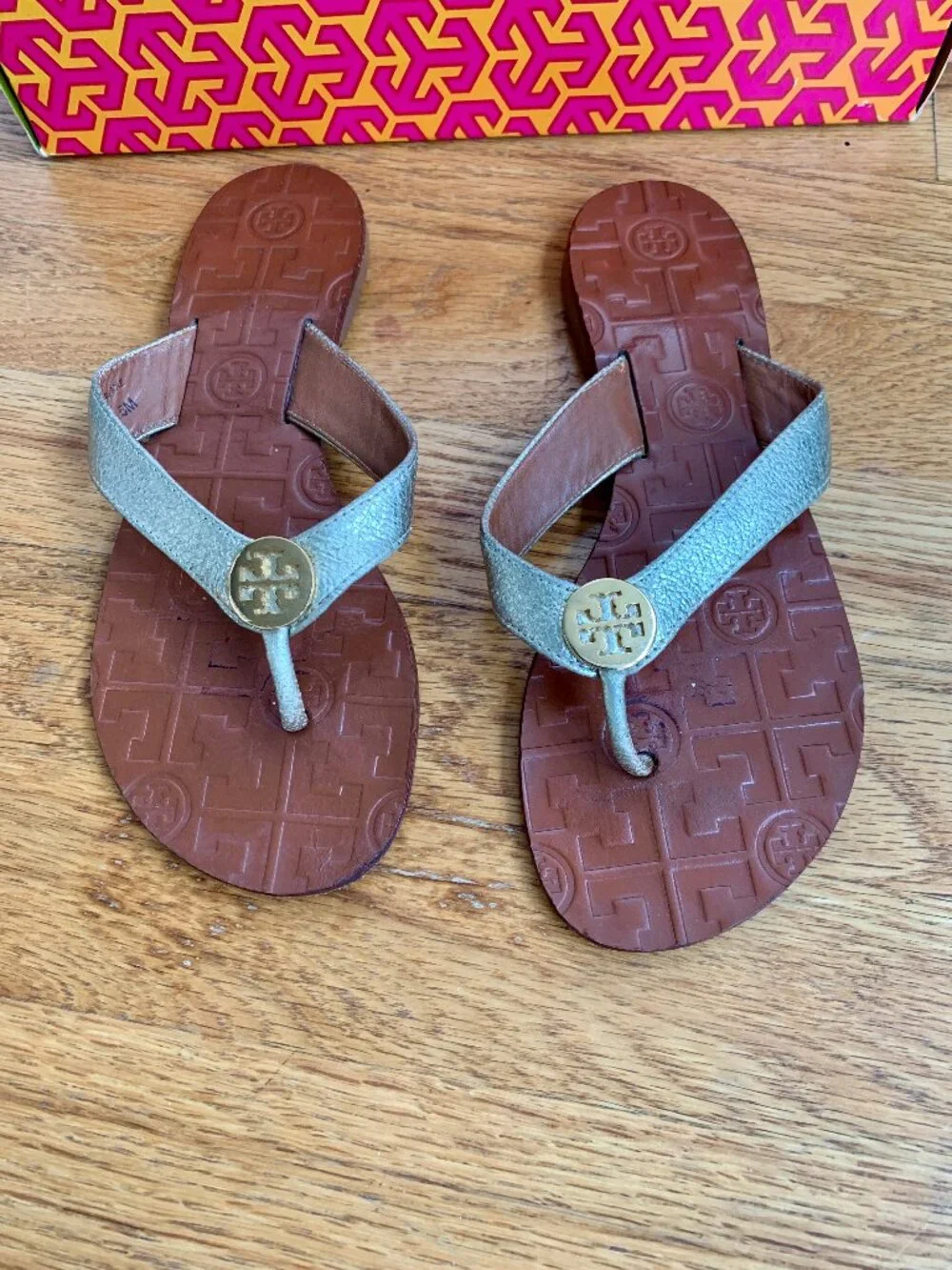 EUC Tory Burch Thora Metallic Gold Leather Sandals/ Flip flops with original box